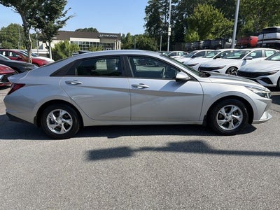 2022 Hyundai ELANTRA SE