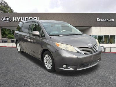 2014 Toyota Sienna XLE 8 Passenger
