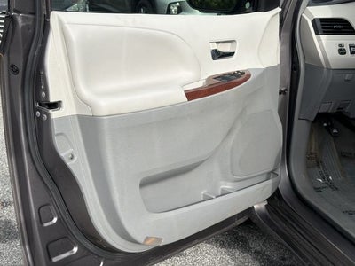 2014 Toyota Sienna XLE 8 Passenger