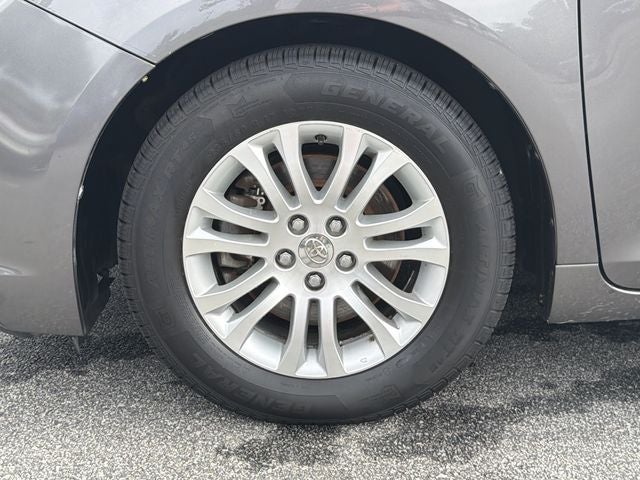 2014 Toyota Sienna XLE 8 Passenger