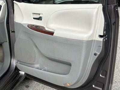 2014 Toyota Sienna XLE 8 Passenger