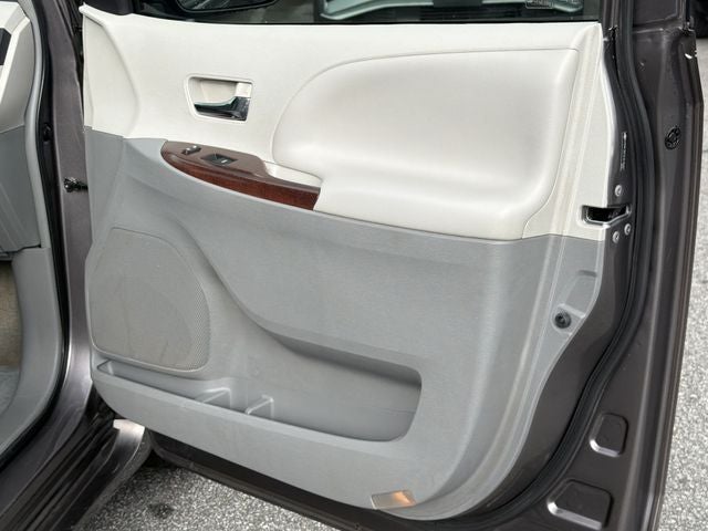 2014 Toyota Sienna XLE 8 Passenger