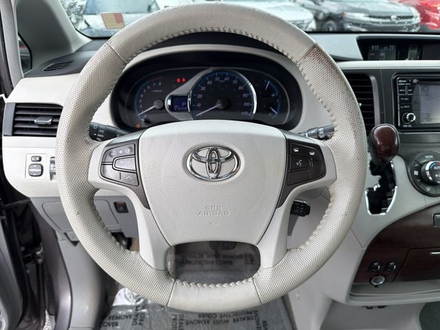 2014 Toyota Sienna XLE 8 Passenger