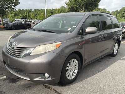 2014 Toyota Sienna XLE 8 Passenger