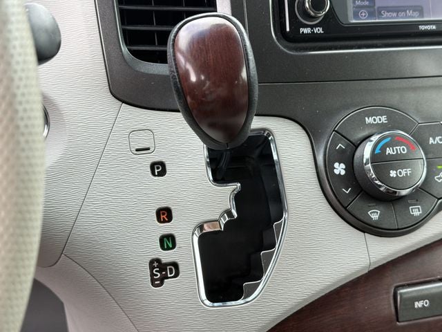 2014 Toyota Sienna XLE 8 Passenger