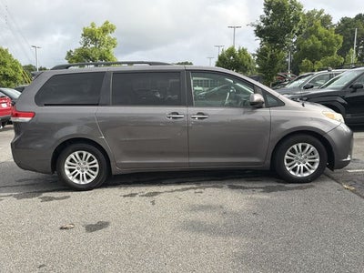 2014 Toyota Sienna XLE 8 Passenger