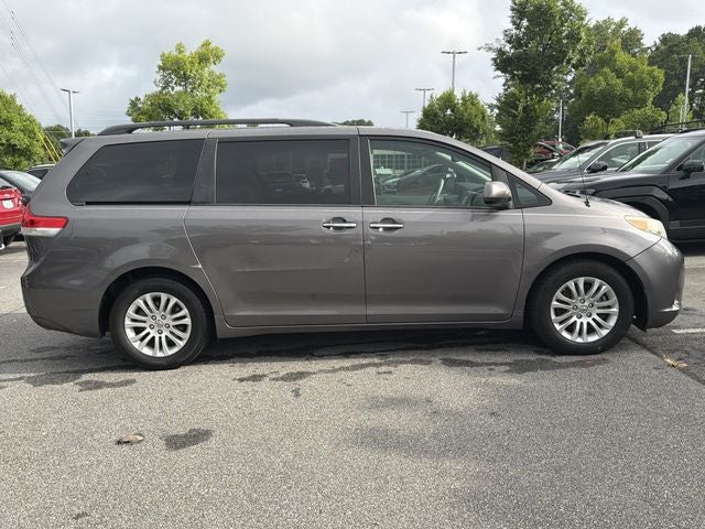 2014 Toyota Sienna XLE 8 Passenger