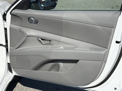 2025 Hyundai ELANTRA SE