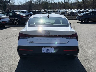 2025 Hyundai ELANTRA SE