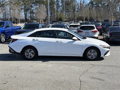 2025 Hyundai ELANTRA SE